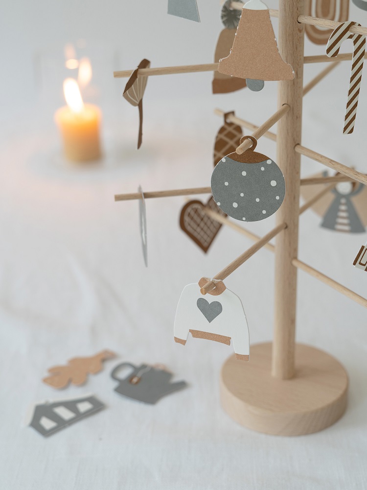 advent-tree-natural-4 Holzbaum mit Anhängern, Weihnachtsmotive, Papier, grau, weiß, braun, Glocke, Pullover mit Herz, gestreifte Zuckerstange, gepunktete Kugel.