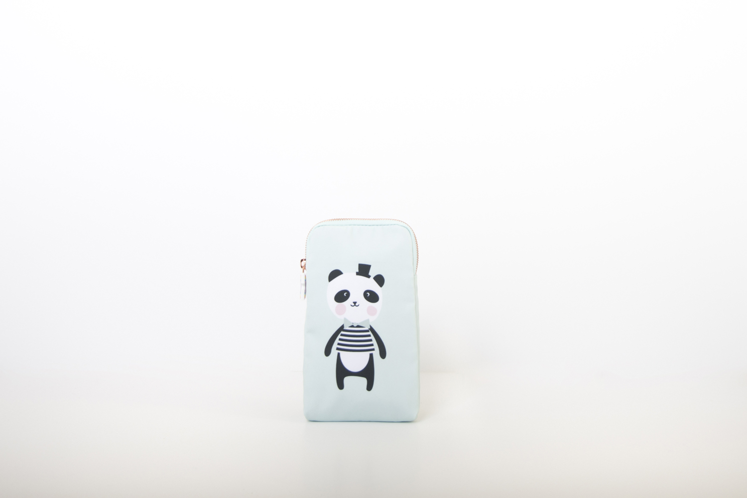 RGR_EefLillemor_pencilcase_panda01 Kulturtasche, hellblau, Panda-Aufdruck mit gestreiftem Shirt, Reißverschluss.