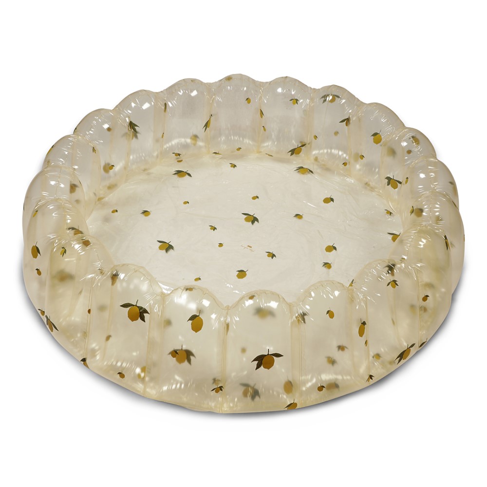 KS4865-LARGE-SHELL-POOL-TRANSPARENT-MON-GRAND-LEMON-Main Aufblasbares Kinderplanschbecken, transparent, runde Form, Zitronenmuster, goldgelb, strukturierte Seitenwände.