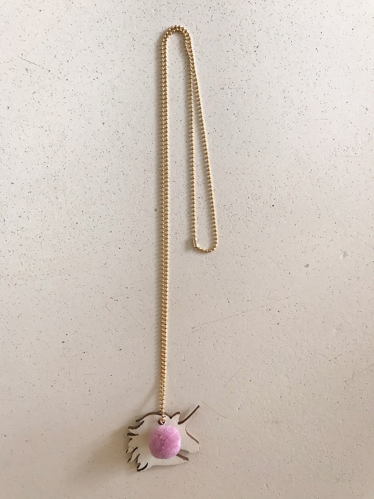 IMG_8014 Kette, goldfarben, Anhänger aus Holz, Einhornmotiv, rosa Pompon.