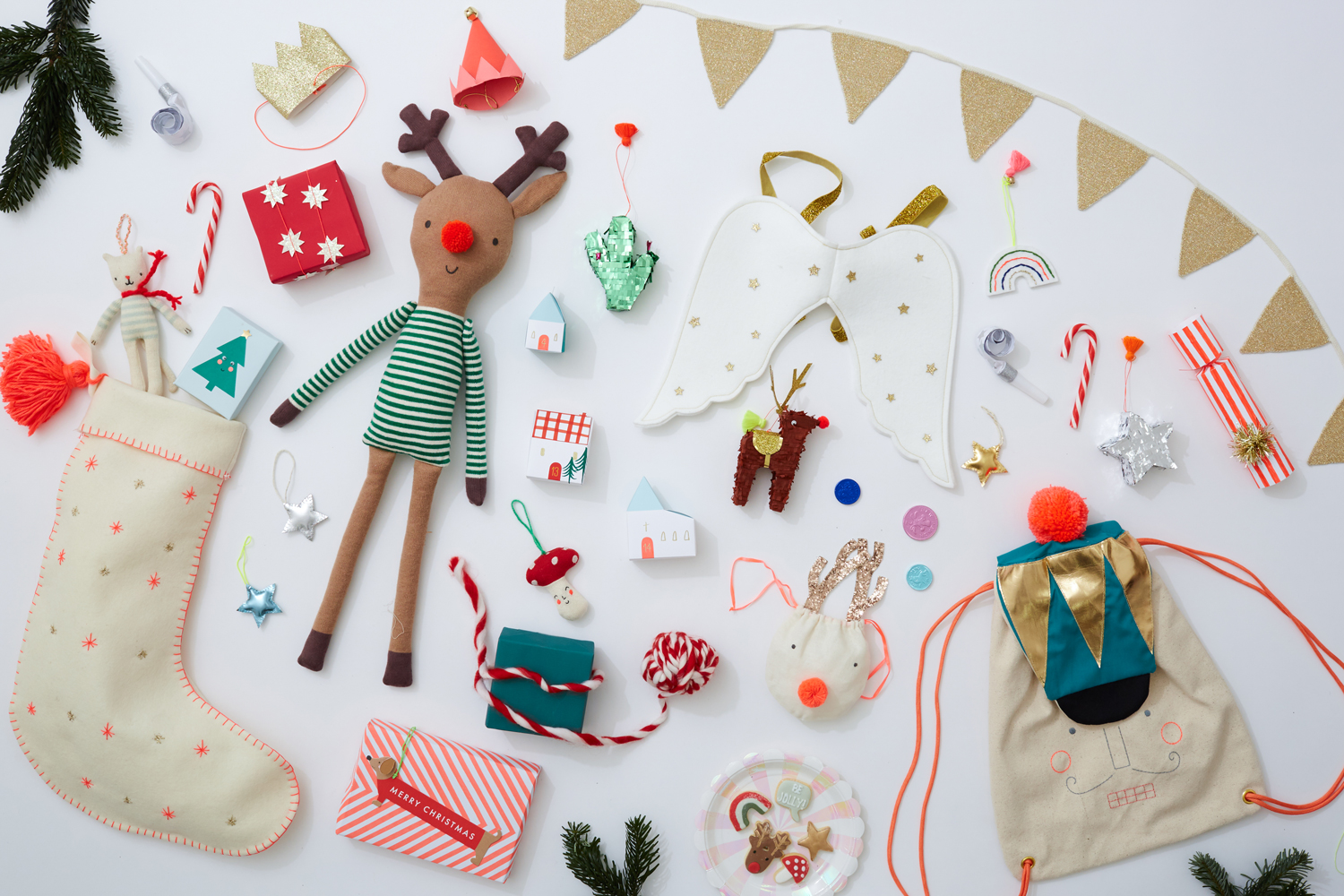 AW2017-PARTY-11 Weihnachtsstrumpf, Rentierpuppe, Engel-Flügel, Stoffbeutel mit Gesichtsmotiv, Geschenkschachteln, Miniaturhäuser, Zuckerstangen, Papierkrone, Gold-Glitzer-Girlande, Pilzanhänger, Rentiergeschenkbeutel, roter Bommel, bunte Stanzteile, Geschenkverpackungen.