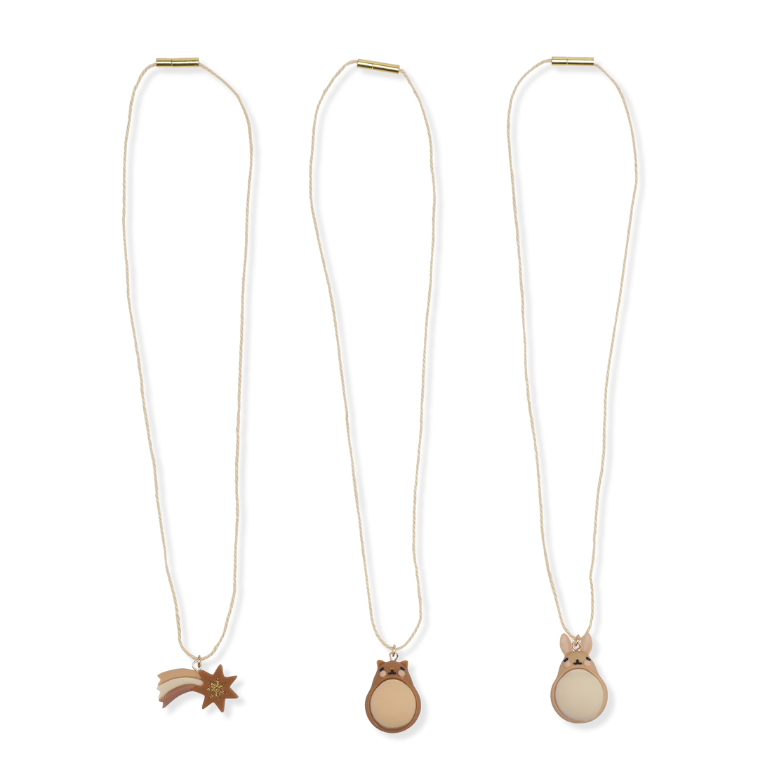 KS2676-3-PACK-NECKLACE-BUNNY-Extra-0 Drei Halsketten, beige Schnur, Anhänger aus Holz, links Sternschnuppe, Mitte Eule, rechts Eule mit Ohren.