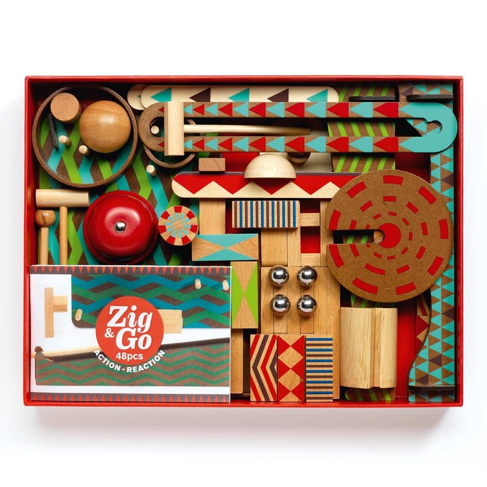 DJ05644-Zig-Go-5644-48-Teile-2 Holzspielzeug-Set, 48 Teile, farbenfroh, geometrische Muster, rote, grüne und blaue Elemente, kleiner Holzkreisel, Metallkugeln, rote Klingel, farbiger Kartonaufschrift „Zig & Go“, ideal für Kettenreaktionen, kreative Konstruktionen.