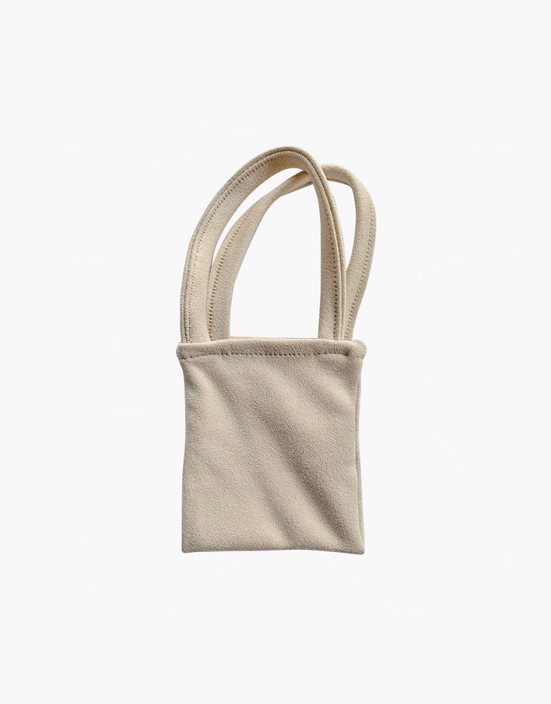 Collection-Minikane-poupee-gordis-nouveautes-automne-hiver-2021-accessoires-sac-amigas-suedine-lin Beige Tasche, rechteckige Form, zwei Henkel, Stoffmaterial.