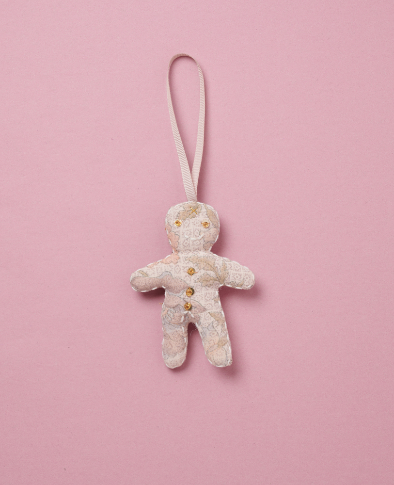 Ginger-SILK-Ornament-Stone Stoffanhänger, hellbeige Muster, goldene Knöpfe, Schleife, rosa Hintergrund.