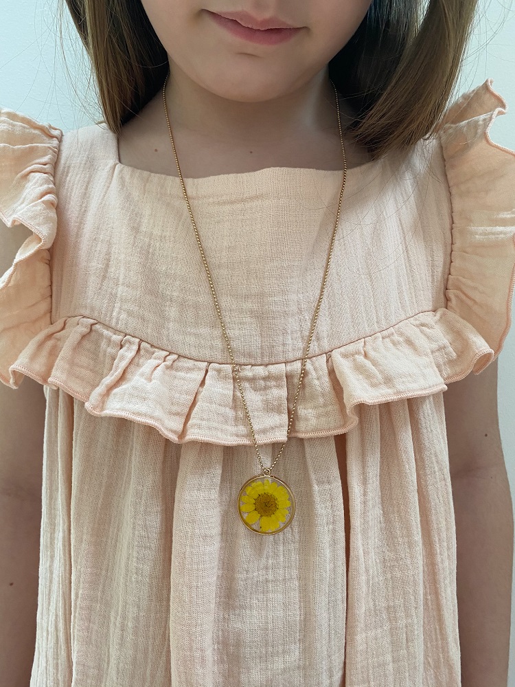 IMG_2514 Kette mit rundem Anhänger, gelbe Blume, transparente Fassung, goldene Kette; Kinderkleid, hellrosa, Rüschen.