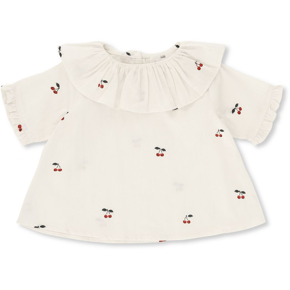 KS1099-CHERRY-Main Kinderbluse, weiß, Kirschmuster, kurzer Arm, gerüschter Kragen, Knopfleiste hinten.