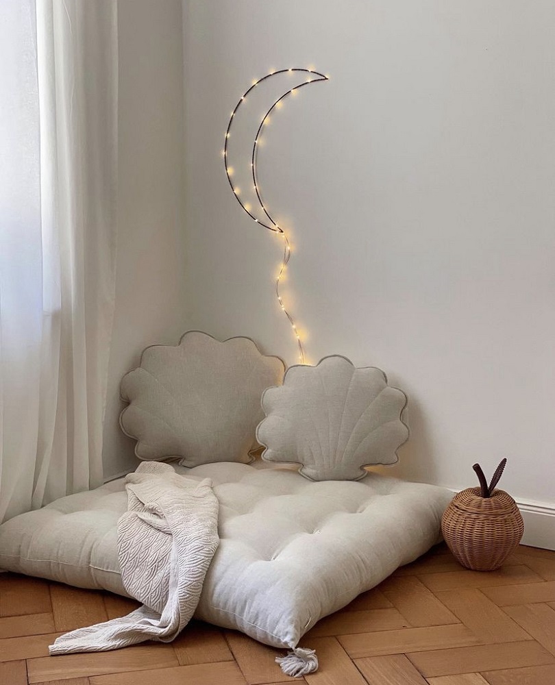 IMG_6808 Bodenkissen beige, Muschelform-Kissen, beige Stoff, Decke beige, Mond-Lichterkette, Lichter warmweiß, Korbgeflecht-Dekoration.