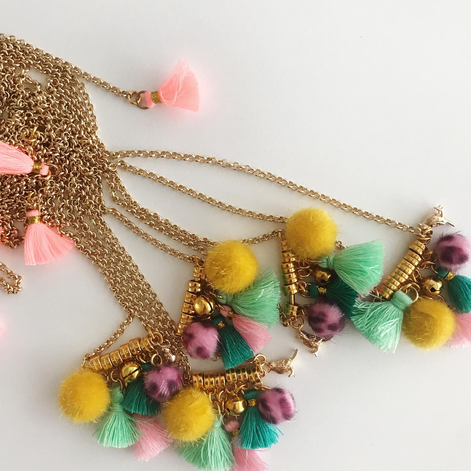 IMG-20190805-WA0036 Goldene Ketten, bunte Quasten in Pink, Grün, Gelb, flauschige gelbe und lilafarbene Anhänger, metallische Details.