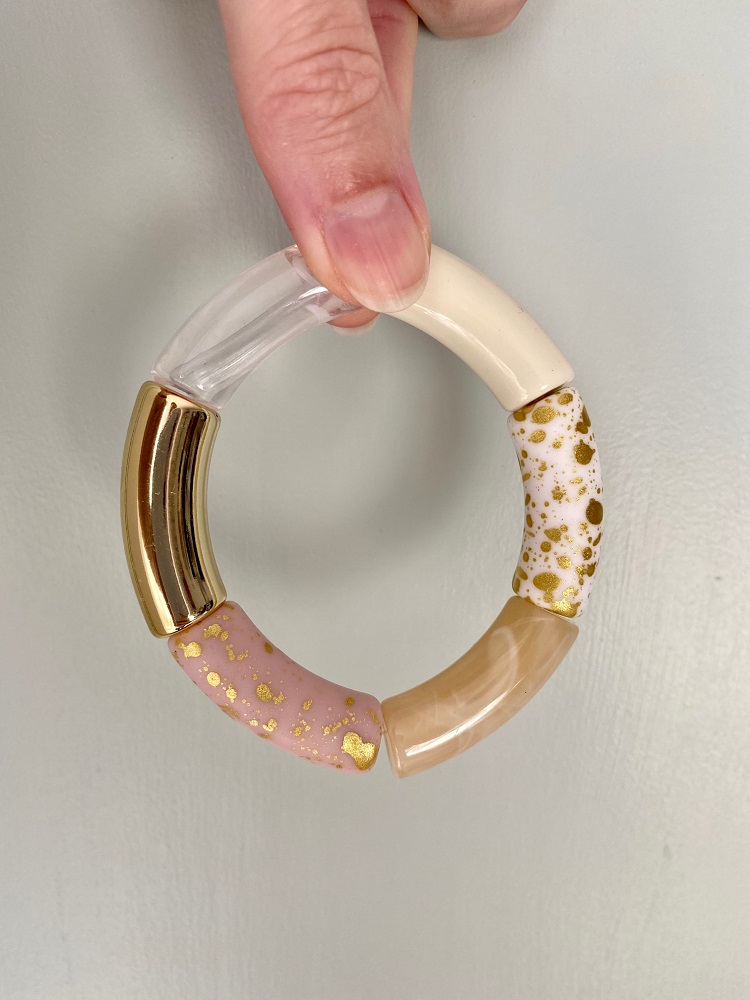 IMG_8874 Armband, mehrfarbig, transparente, goldene, cremefarbene und rosafarbene Segmente mit goldenen Sprenkeln.
