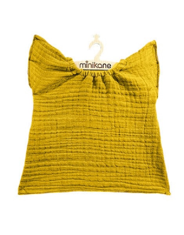 robe-augustine-moutarde Puppenkleidung, Oberteil, senfgelb, geraffter Stoff, breiter Kragen, Kleiderbügel mit Aufdruck "minikane".