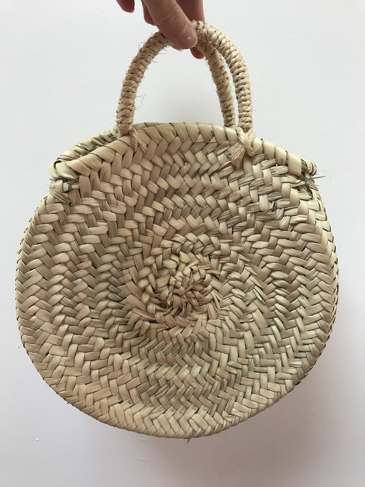 IMG_4550 Strohtasche, rund, beige, geflochtenes Muster, zwei Griffe.