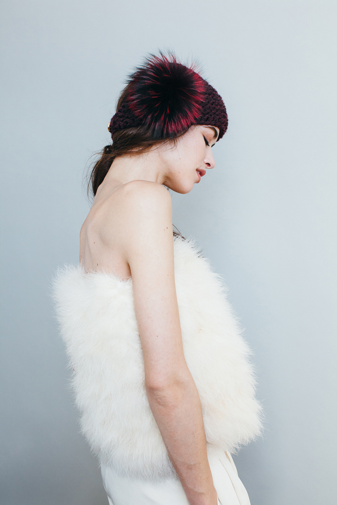 88KA1_lookbook_hires_3587112f89dbc7 Strickmütze, dunkelrot, großer Fellbommel, flauschige cremeweiße Weste.