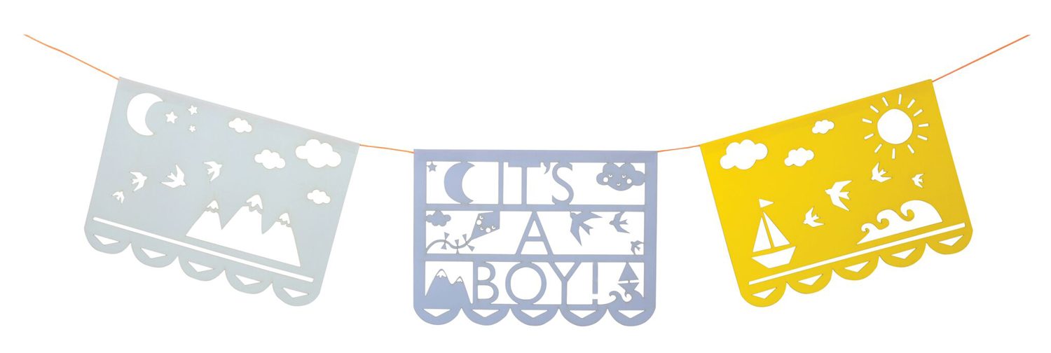 16-0168c Girlande aus Papier, blau und gelb, Schriftzug "It's a Boy!", Motive: Mond, Berge, Wolken, Vögel, Sonne, Boot, Wellen, aufgehängt an orangener Schnur.
