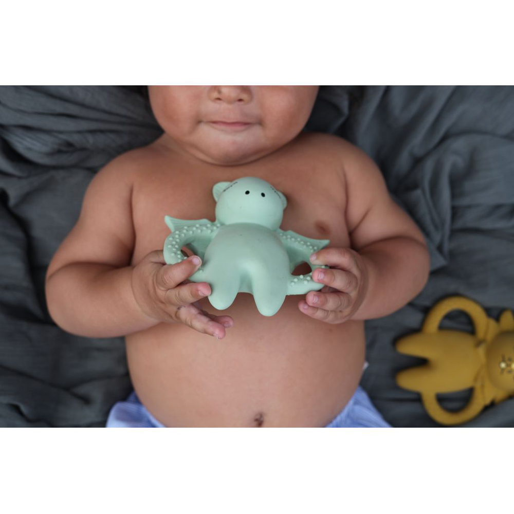 KS1222-Extra-1 Babyspielzeug, hellgrüner Drache, weiches Material, wenige Details, Baby hält Spielzeug.