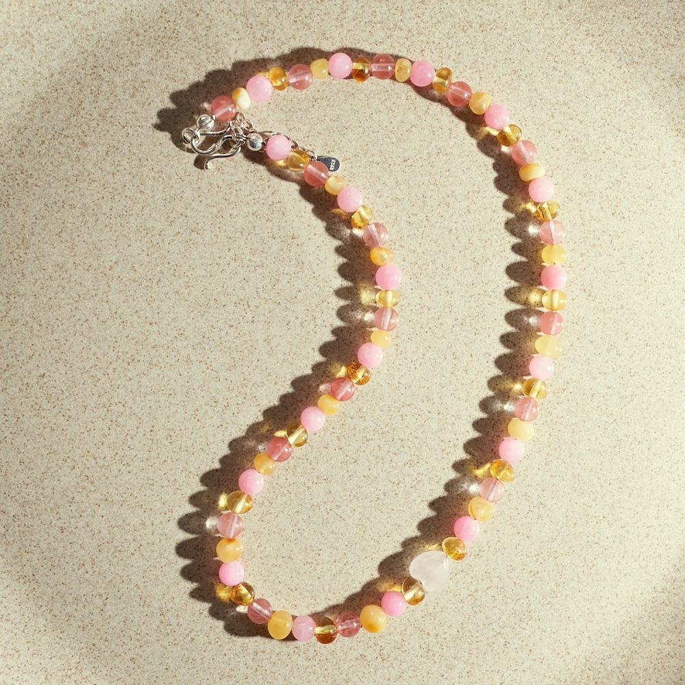 Bondi-Silver-necklace-adult Edelsteinkette, bunt, rosa und gelbe Perlen, silberner Verschluss, rund geschliffene Steine, Lichtreflexe.