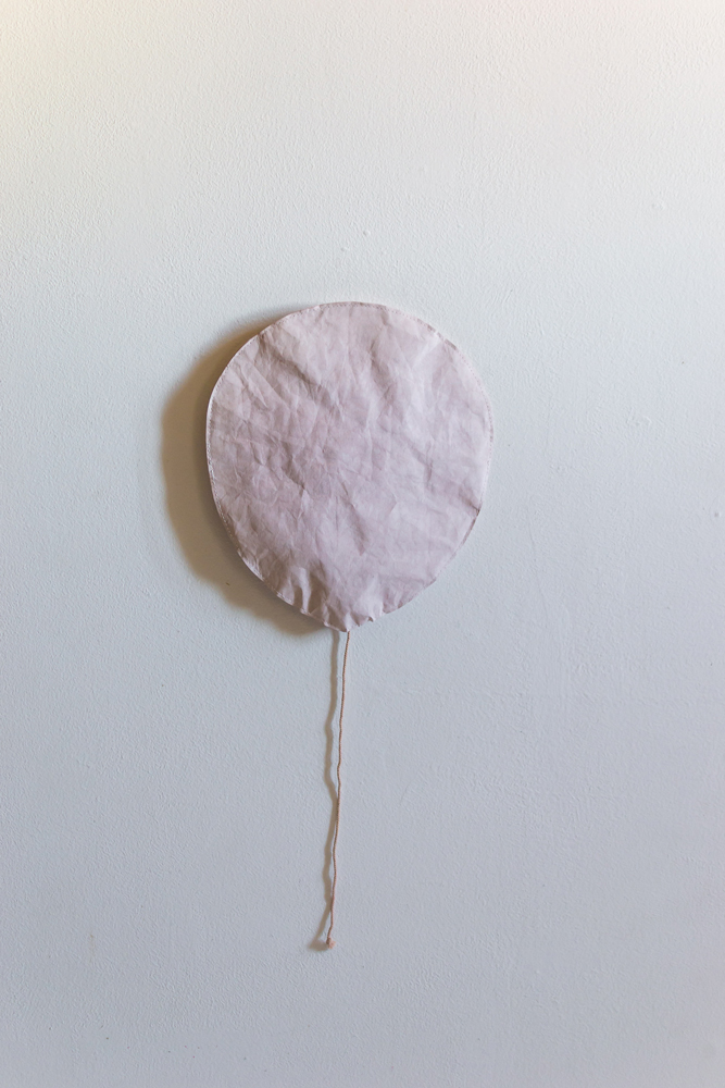 beige Luftballon-Dekoration aus Stoff, blassrosa, runde Form, kurzer Stofffaden.