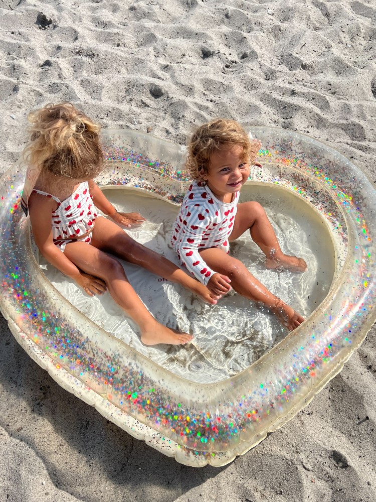 KS5195-HEART-POOL-TRANSPARENT-CREAM-Extra-1 Aufblasbares Kinderplanschbecken, Herzform, durchsichtig mit holografischen Glitzerpartikeln.