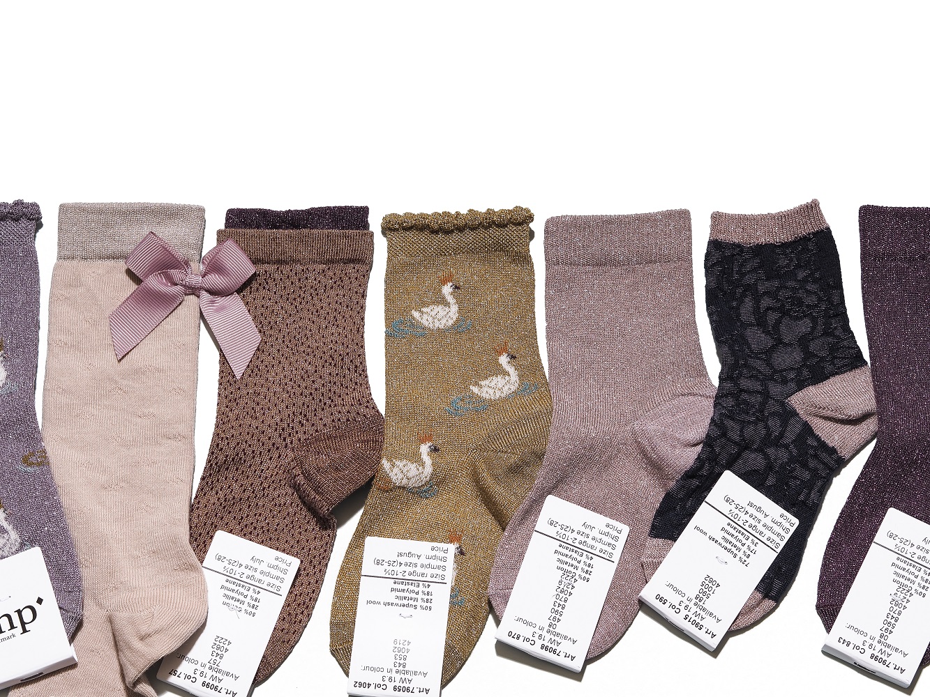 MP-kids_042 Mehrfarbige Kindersocken, pastellige und dunkle Töne, verschiedene Muster und Designs, teilweise mit Schleifen oder Schwan-Aufdruck, dekorative Borten, sechs Paar.