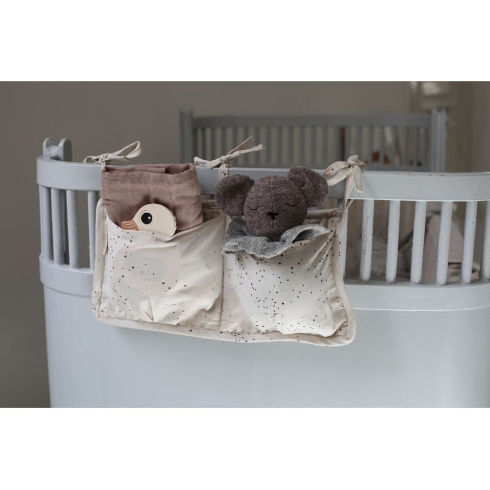 16555-Extra-1 Stofftaschen mit Kordel, beige, kleine schwarze Punkte, hängend am Gitterbett, gefüllt mit Stofftier, Holzspielzeug, Stofftuch.