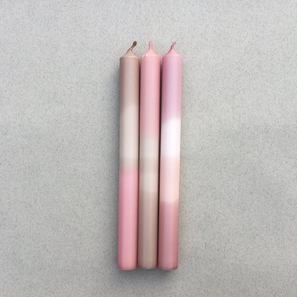 IMG_7674_1024x1024-2x Drei Stabkerzen, Farbabstufung von Rosa zu Beige, keine Aufdrucke.