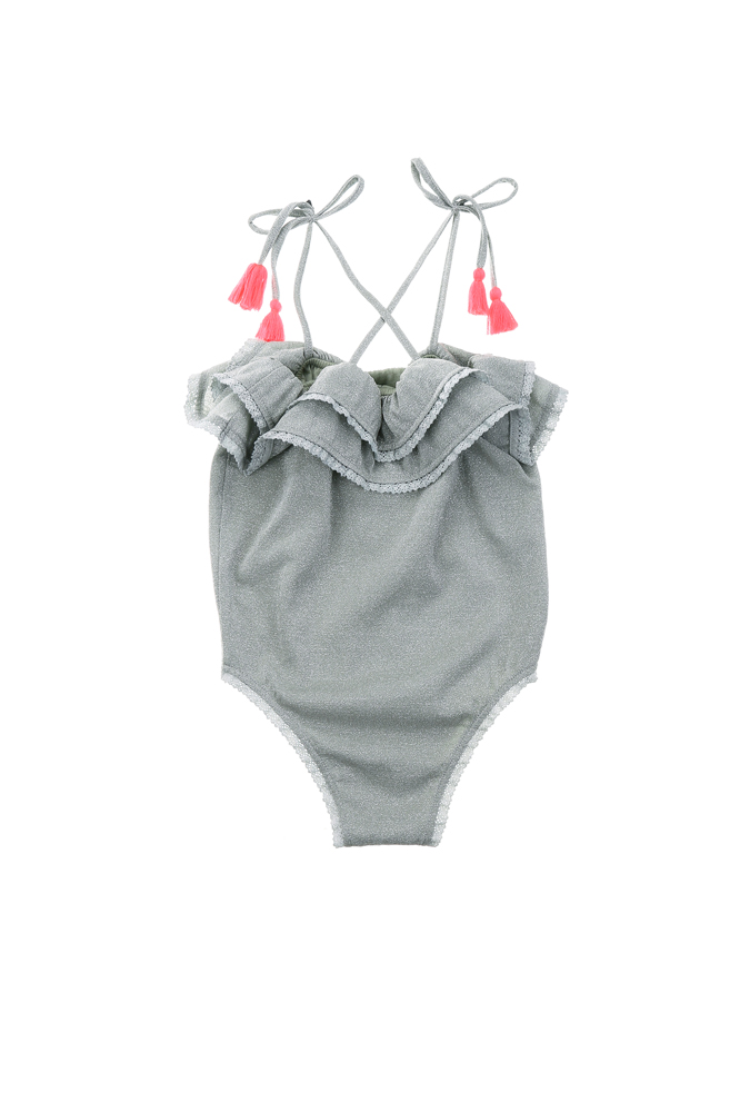 kidsbathingsuitcreolealmond1 Grauer Baby-Badeanzug, Rüschen, überkreuzte Träger mit rosa Quasten.
