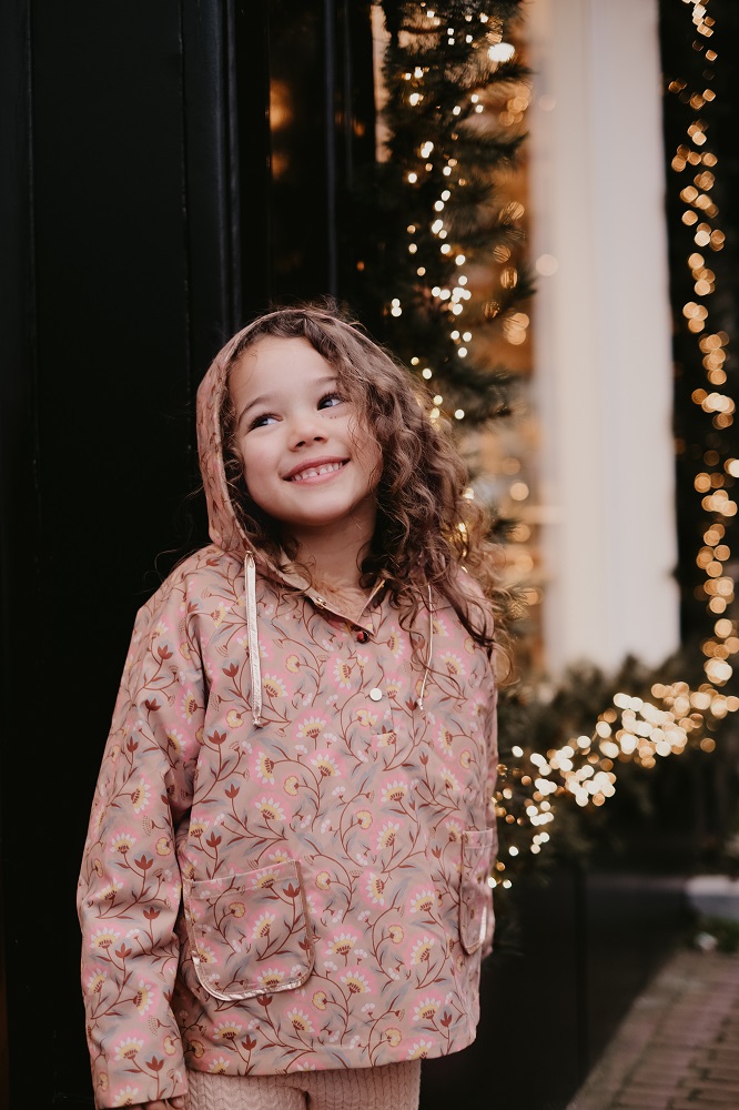 Girls-Raincoat-Mara-KhakiFolkFlowers-5 Kinderjacke, rosa, florales Muster, Kapuze, Kordelzug, große Taschen.