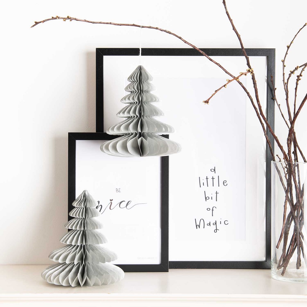 99001-69-14_aw_2 Papier-Weihnachtsbäume, hellgrau, gefaltet; schwarze Bilderrahmen mit minimalistischen Schriftzügen in Schwarz; dekorativer Zweig in Glasvase.