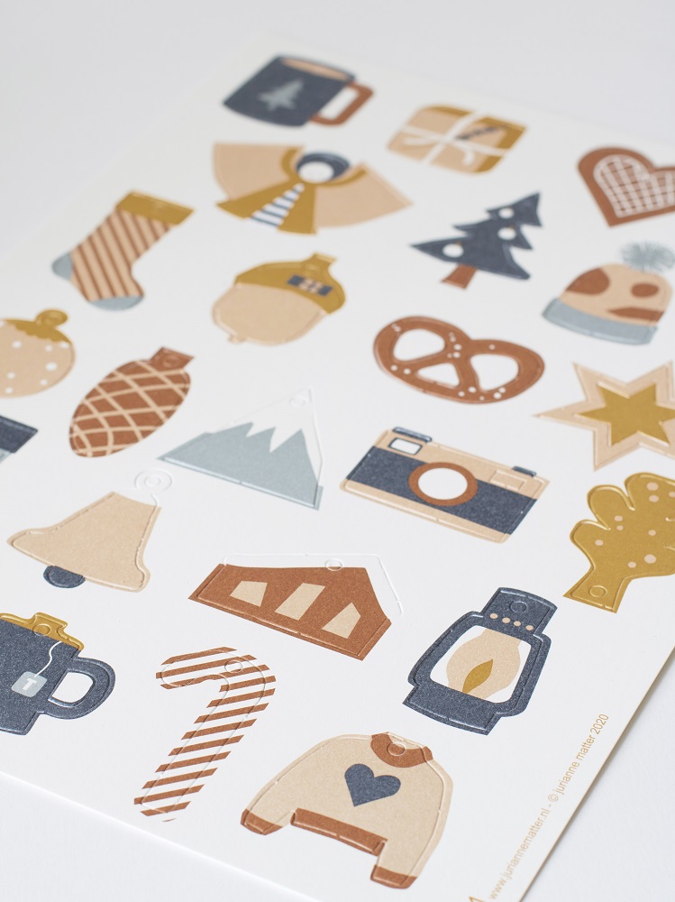 advent-tree-13 Stickerbogen, winterliche Motive, farbig, Symbole wie Tasse, Geschenk, Weihnachtsbaum, Herz, Mütze, Brezel, Stern, Glocke, Haus, Kamera, Pullover, Zuckerstange, in Braun-, Grau- und Beigetönen.