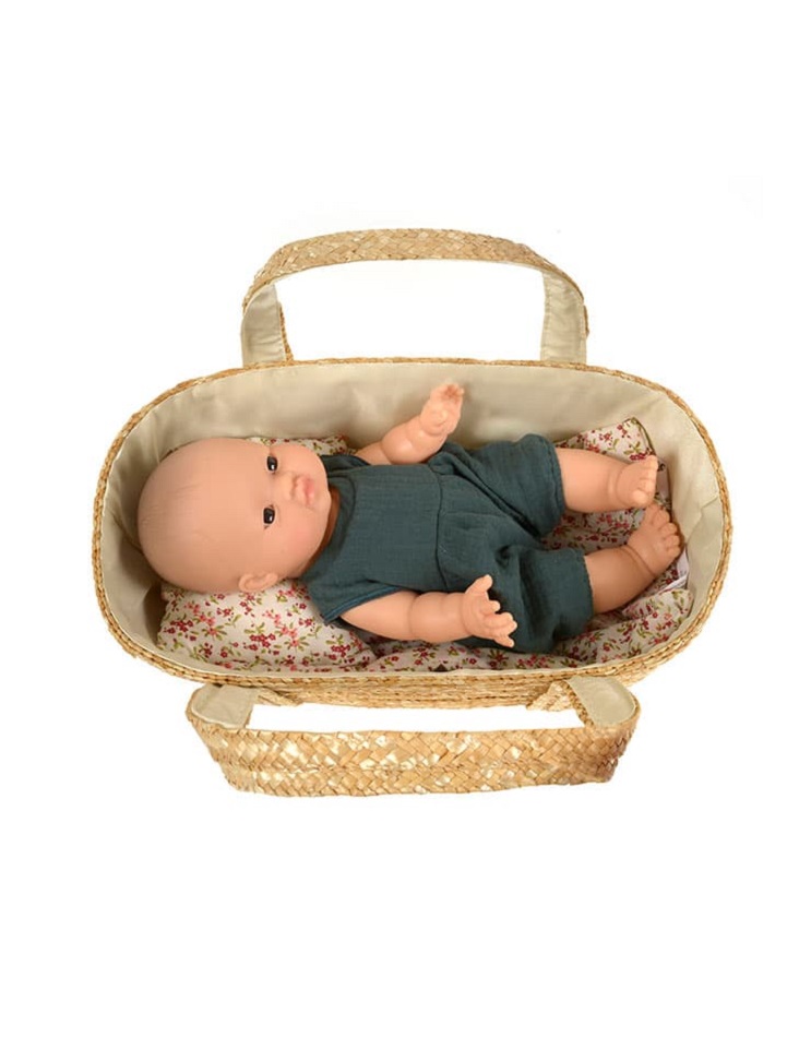 couffin-poupees-tresse-35cm-astrup-minikane Puppe im Korb, beige Schlafanzug, Blumenmuster-Decke, Korbgeflecht, Tragegriffe.