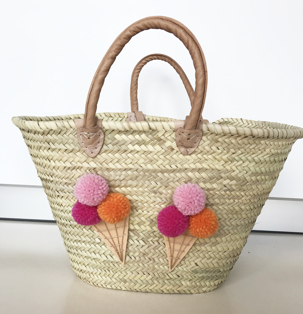 IMG_2903 Korb; geflochten; beige; braune Henkel; Eiscreme-Applikation aus Pompons in Rosa, Pink, Orange.