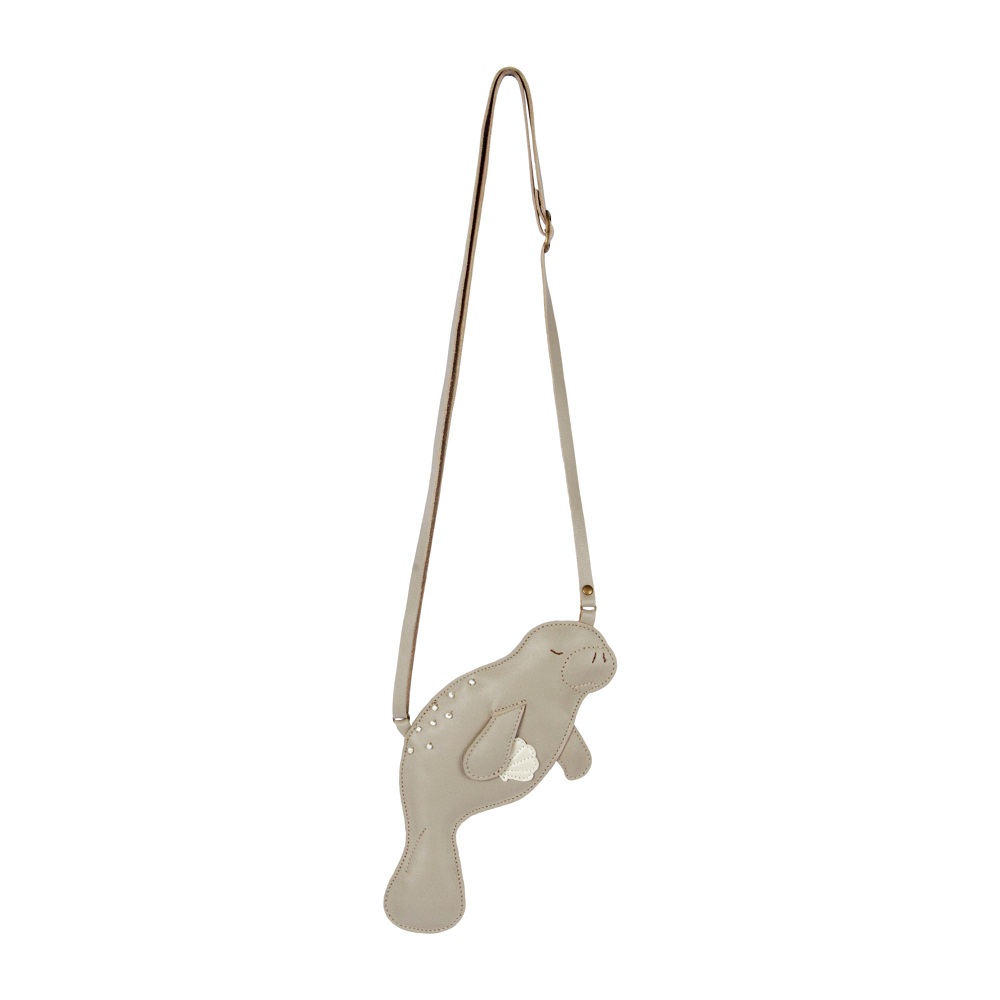 5015902_LE161_3 Kleine Tasche, beige, Form eines Seekuhs, verstellbarer Schulterriemen, minimalistische Stickerei, Perlendetais.