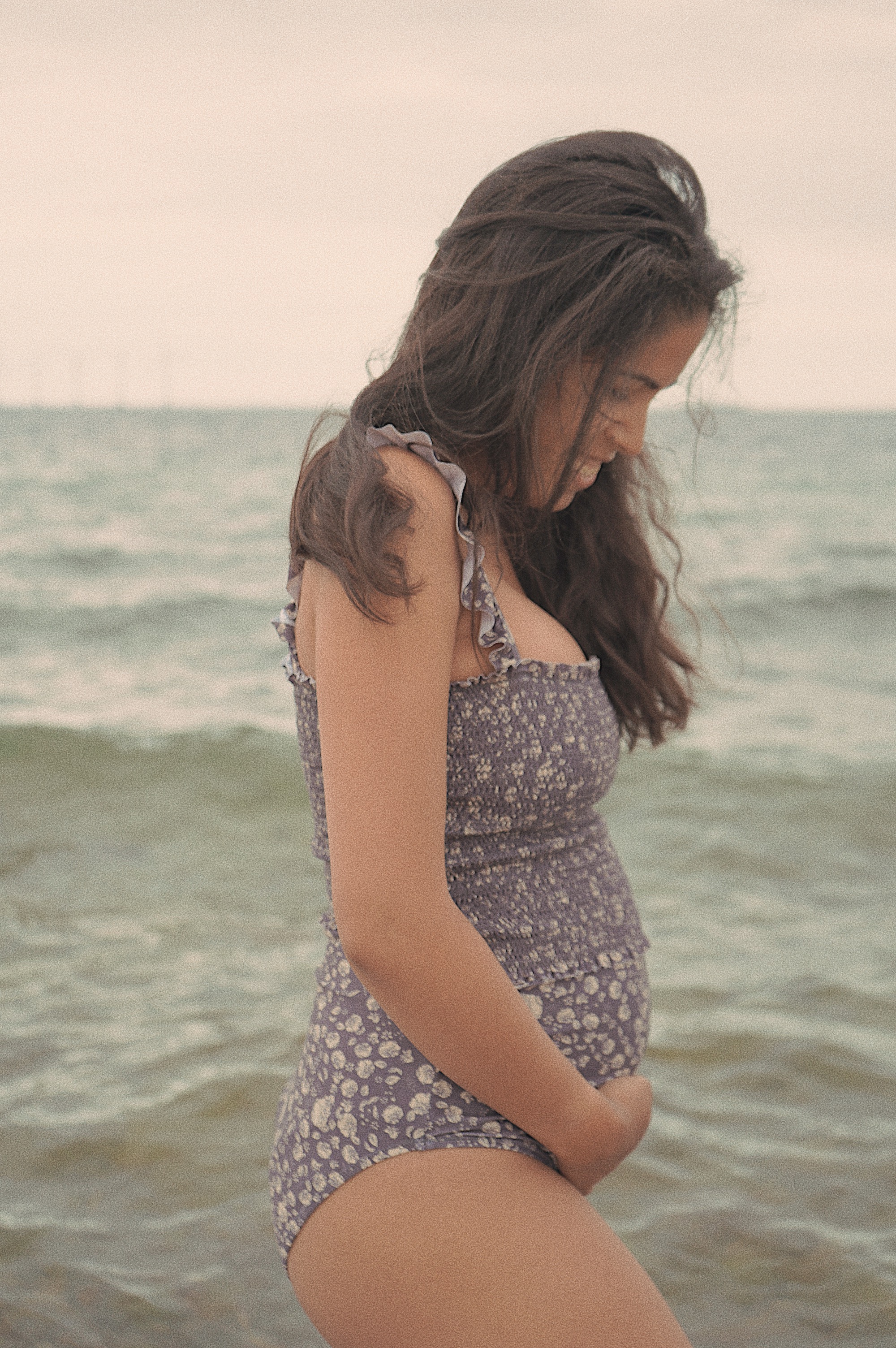 KS2985-LOULU-MOMMY-SWIMSUIT-BLOSSOM-MAGNET-Extra-0 Brauner Badeanzug, Blumenmuster, Rüschen an den Trägern, Frau am Strand.