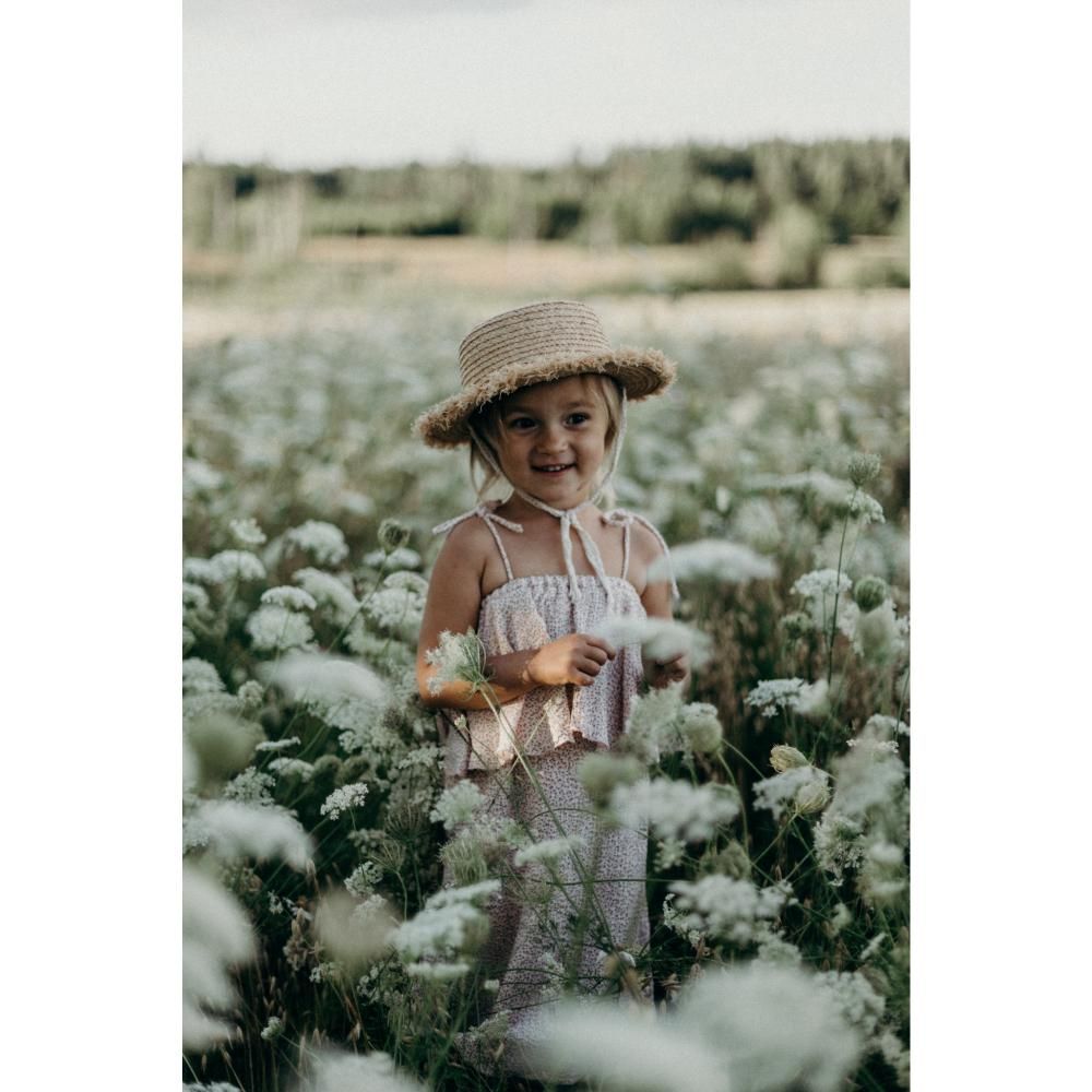 249411_large_fIiD1RKNlmEpRHxRnR0W Kleinkind im Sommerkleid, Strohhut, Blumenwiese.