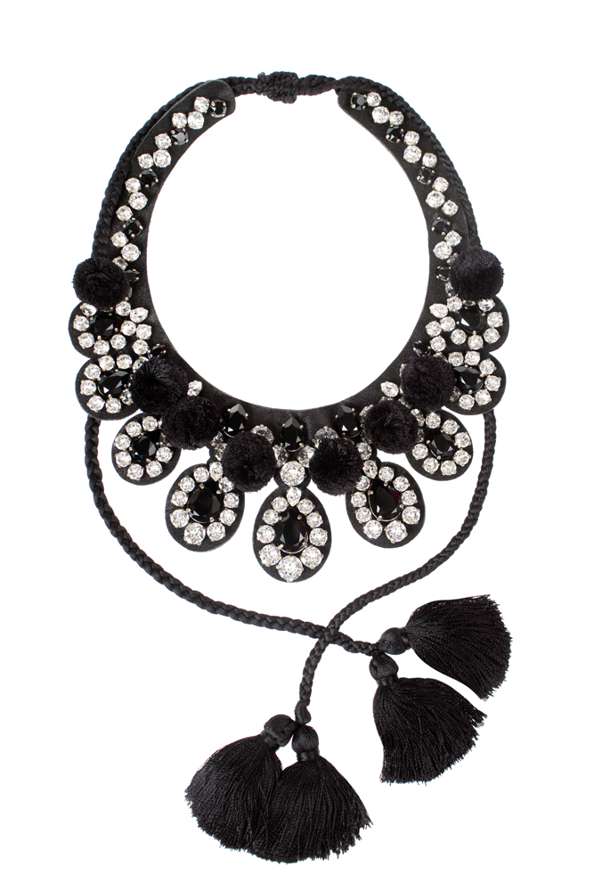 TOBOSO-BLACK-NECKLACE Kette, schwarz, großer Kragenstil, glänzende Schmucksteine, schwarze Bommeln, geflochtenes Band, Quastenanhänger.
