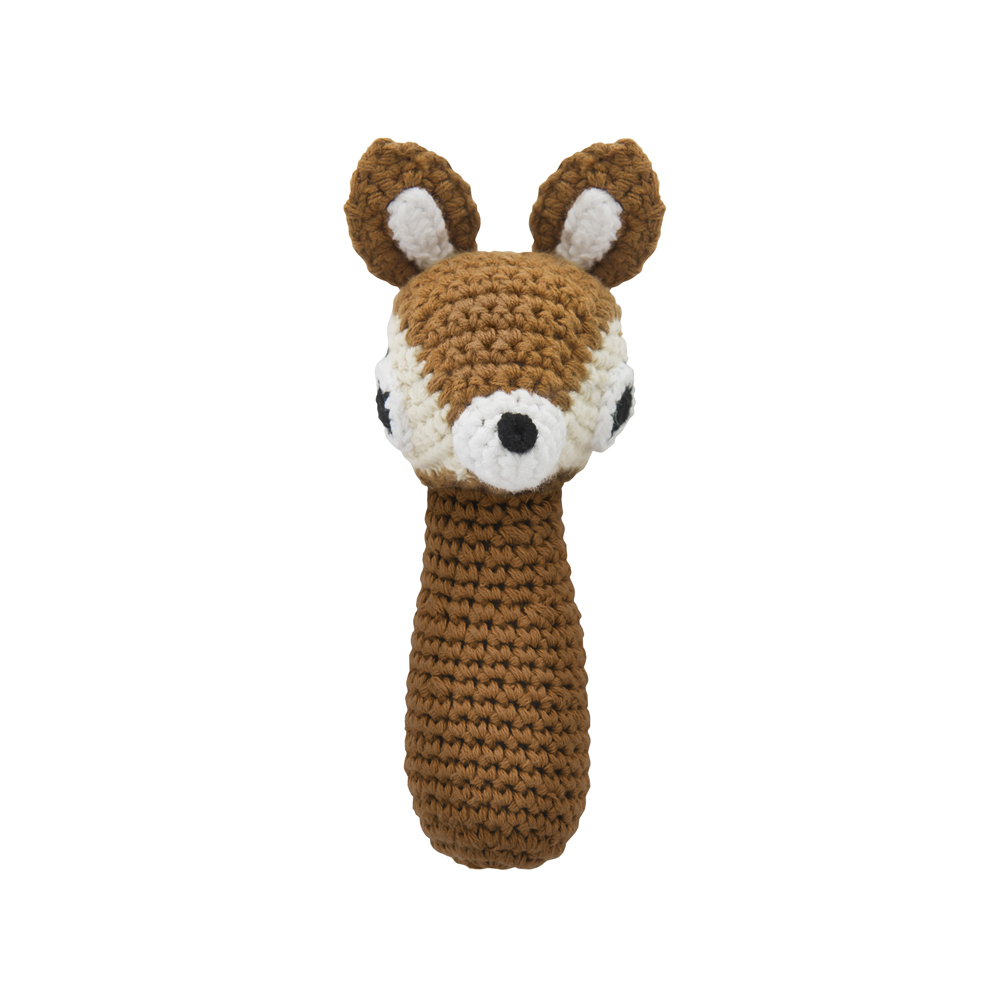 3082_4 Gehäkeltes Babyrassel, Tiermotiv, braun-weiß, große Augen, lange Form, weiche Struktur.