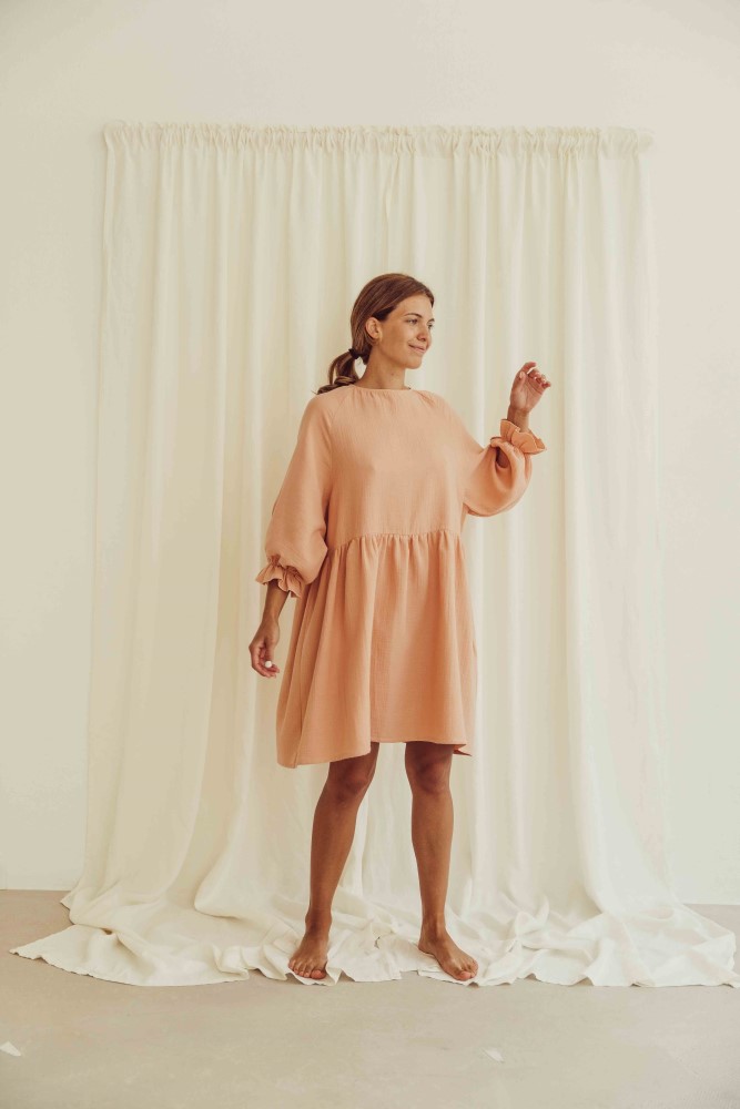 liss23_075_W_lilou-dress_peach_4 Beigefarbenes Kleid, lange Ärmel, lockerer Schnitt, knieumspielende Länge.