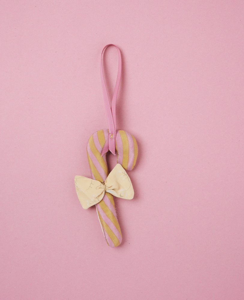Cane-SILK-Ornament-Pink-Twister Zuckerstangenförmiger Anhänger aus Stoff, rosa-beige gestreift, pinkes Stoffband, hellbeige Schleife.