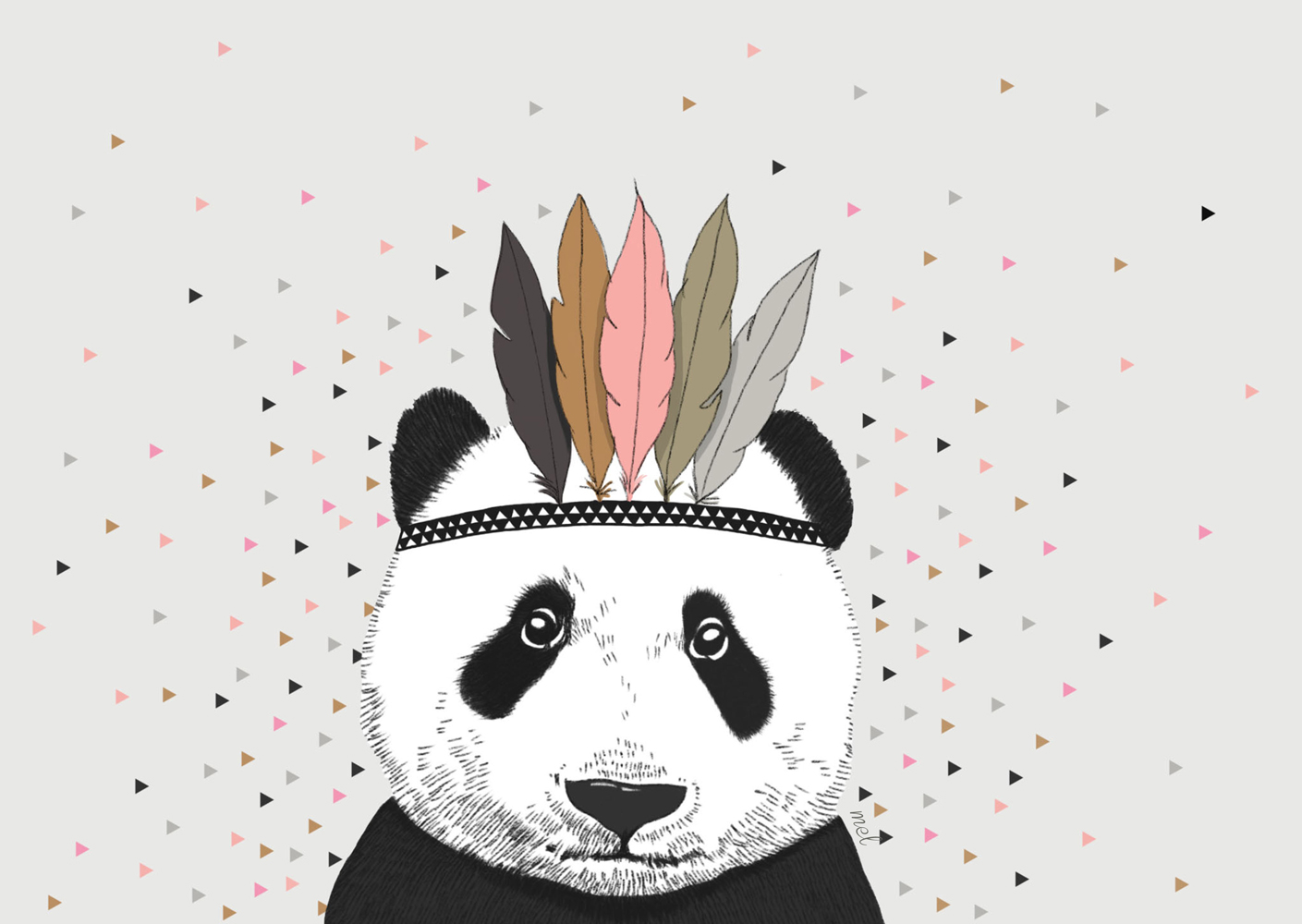 panda-triangles-A3 Panda-Illustration, schwarz-weiß, mit buntem Federschmuck, Hintergrund mit kleinen Dreiecken in Rosa, Schwarz, Grau, Beige.