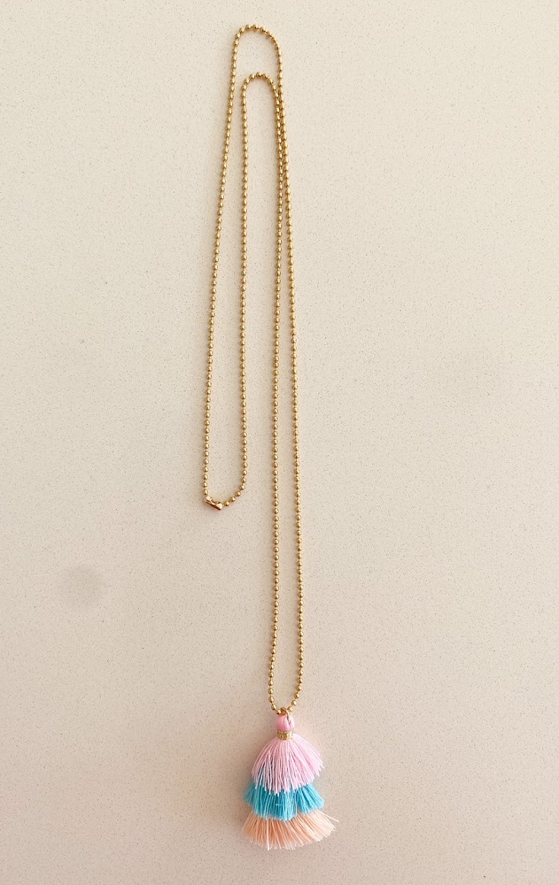 IMG_0639_jpg Kette mit goldener Kugelkette, mehrfarbigem Quastenanhänger in Rosa, Blau und Beige.