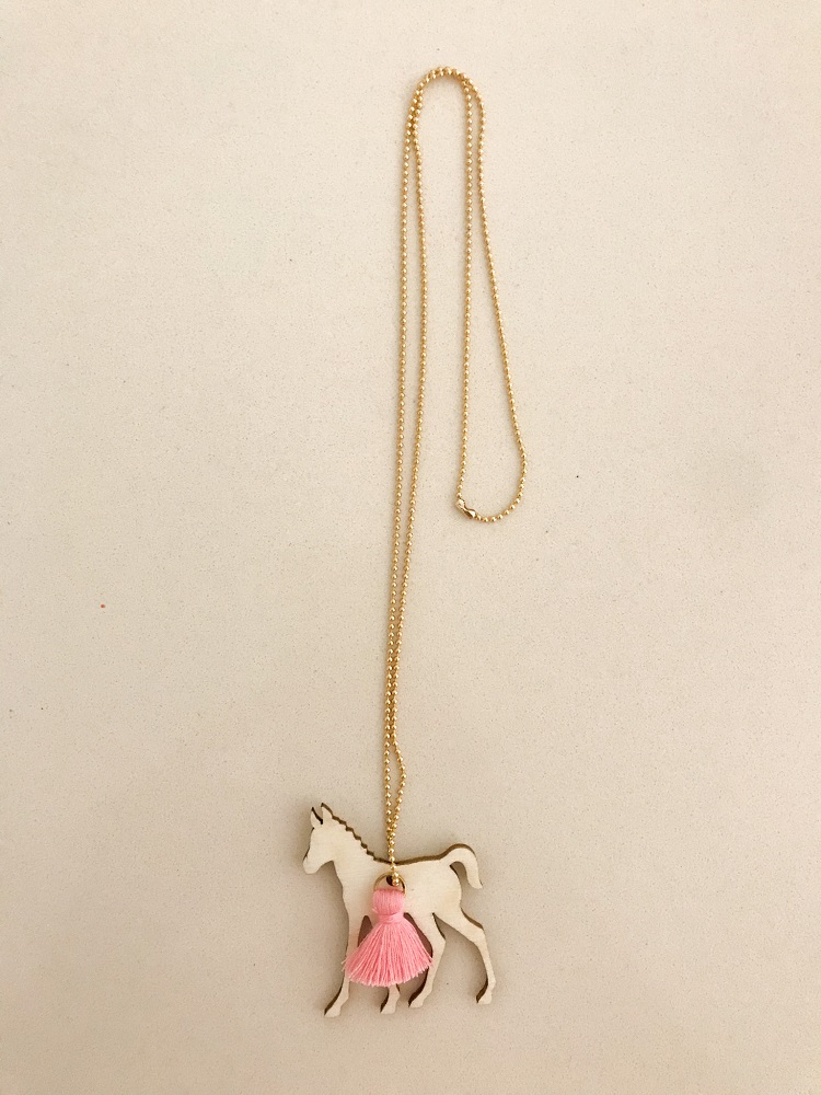 IMG_7850 Kette, goldfarben, Anhänger in Pferdeform, weiß, rosa Quaste.