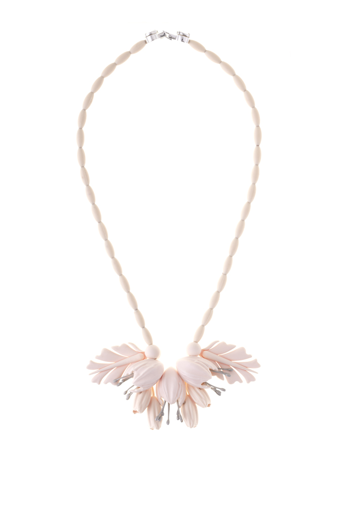 EKJEWSS15_SFN008 Halskette, cremefarben, elastische Perlen, Anhänger in Blüten- und Blattform, pastellrosa und silberne Akzente.