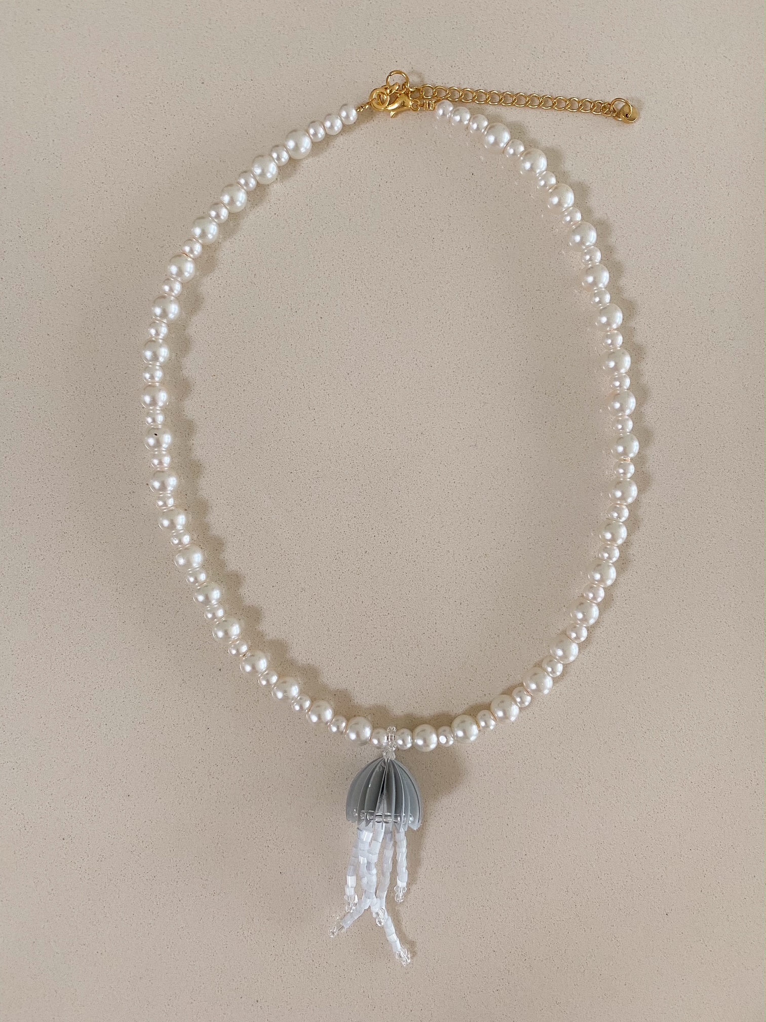 Kette mit Qualle grau