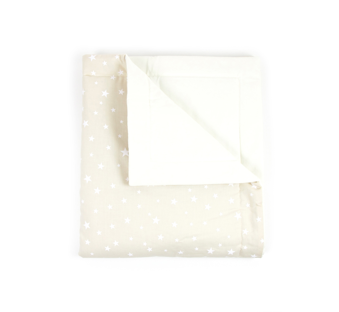 Mini-blanket-copenhague-sand-white-stars-nobodinoz-1 Beige Bettdecke, Sternenmuster, weiße Rückseite.