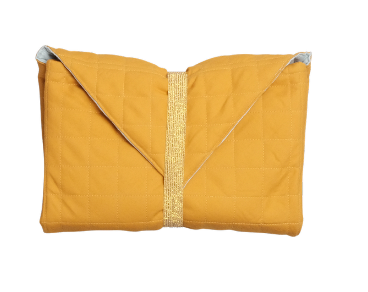Changing-Pad-Ochre-2 Laptoptasche, gelb, gestepptes Muster, elastischer Verschluss, Innenfutter hellgrau.