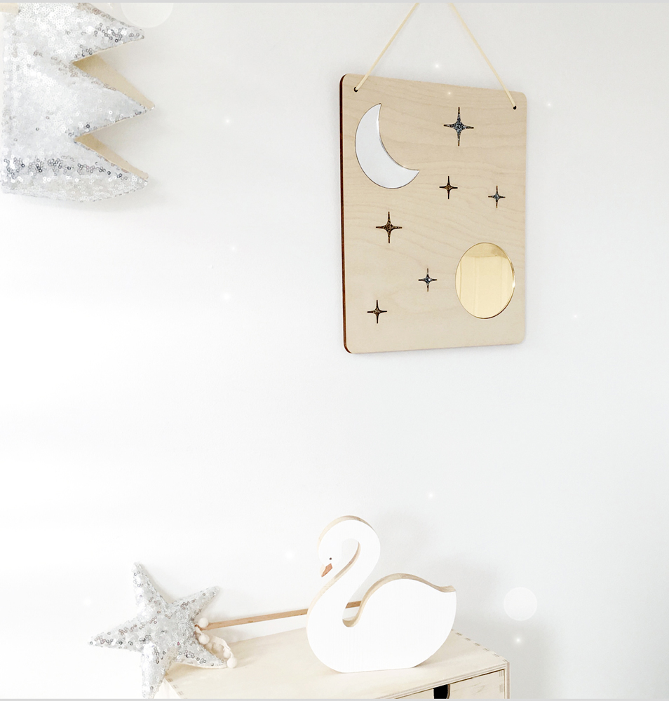 Moon-Sun-1 Wanddekoration Holz; Mond- und Sternmotive; Spiegelakzente; Farbe: natur, silber, gold; Dekoration Schwan weiß; Stoffstern mit Pailletten; minimalistisches Design.