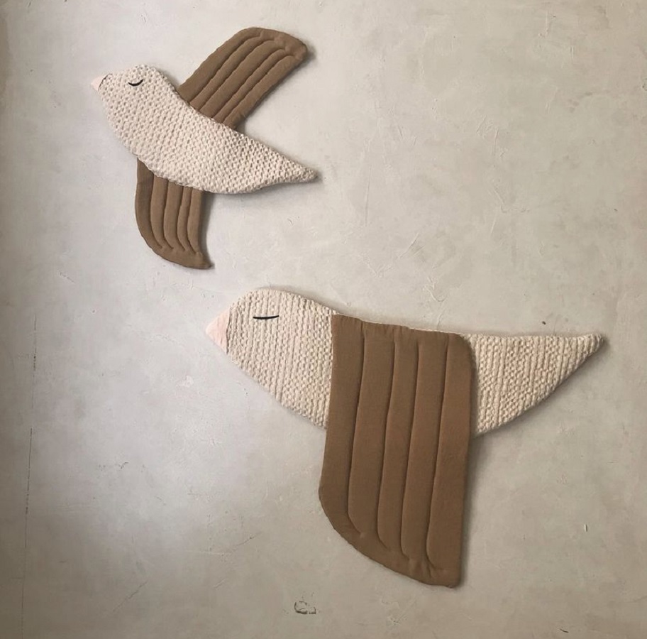 Deko-Wandteppich, Vogelmotiv, zwei beige-braune Vögel, strukturierte Oberfläche, Flügel nach oben und unten ausgerichtet, minimalistisches Design.
