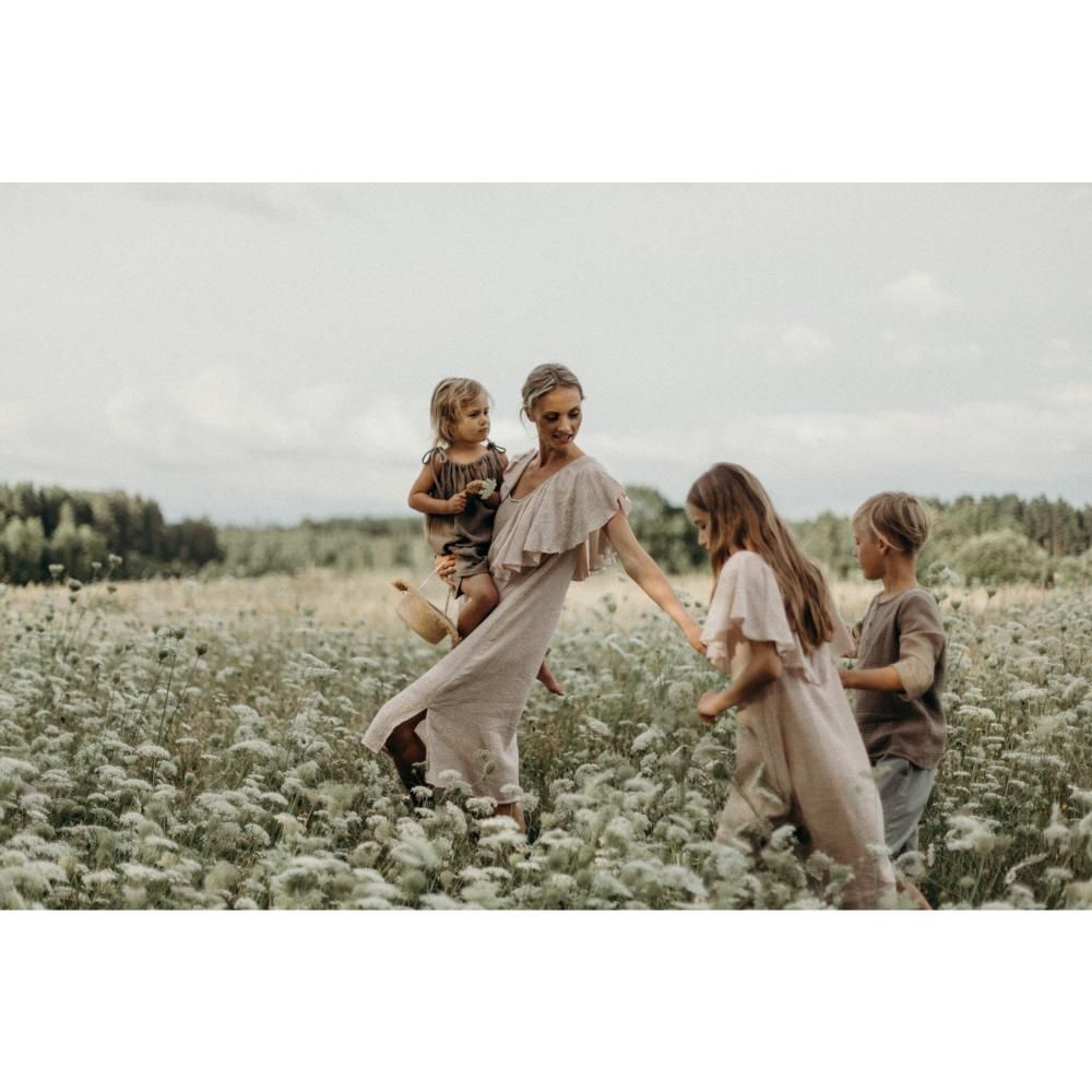 249720_large_gc12BltXcMGsOgopexOi Frau mit Kindern, Leinenkleider in Beige und Braun, weite Ärmel, lässiger Schnitt, Wiese im Hintergrund.