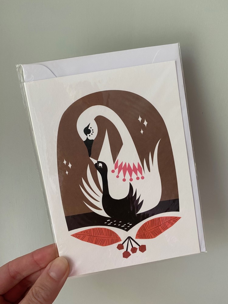 IMG_1938 Postkarte, abstrakte Illustrationen von einem weißen und einem schwarzen Schwan in braunen und pinken Farbtönen, geometrische Formen, transparente Verpackung.