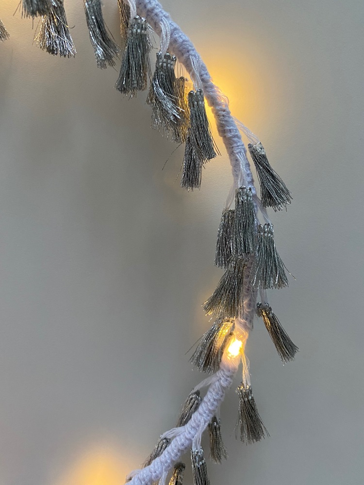 IMG_0135 Lichterkette, weiße Schnur, silberne Fransen, warmweißes Licht.
